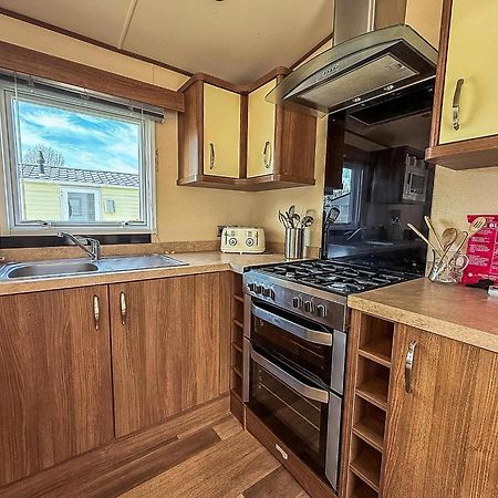 Gorgeous 6 Berth Caravan With Decking And Wi-Fi At Broadland Sands Ref 20377Bs Hopton on Sea Luaran gambar