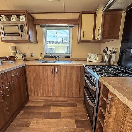 Gorgeous 6 Berth Caravan With Decking And Wi-Fi At Broadland Sands Ref 20377Bs Hopton on Sea Luaran gambar