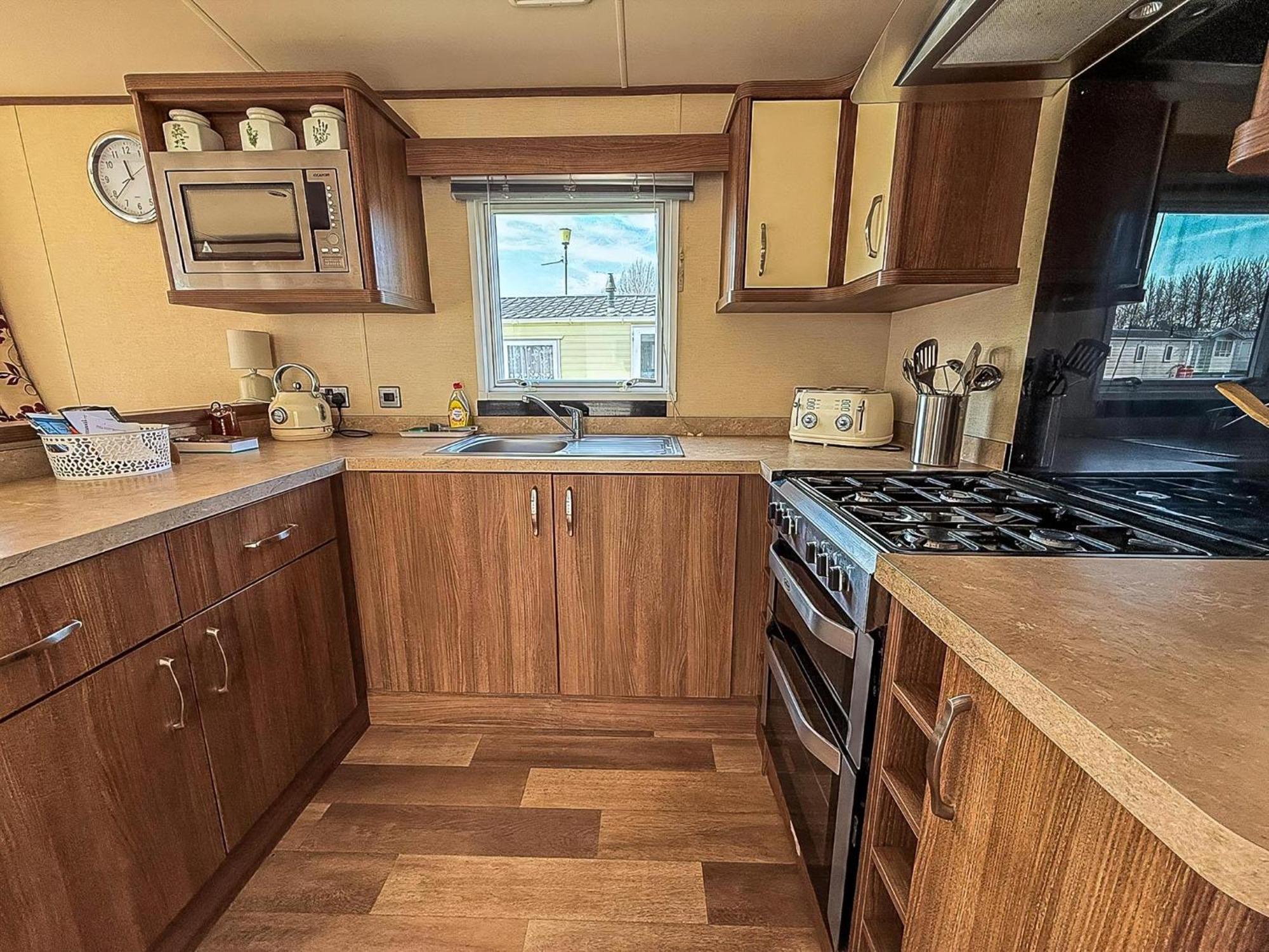 Gorgeous 6 Berth Caravan With Decking And Wi-Fi At Broadland Sands Ref 20377Bs Hopton on Sea Luaran gambar