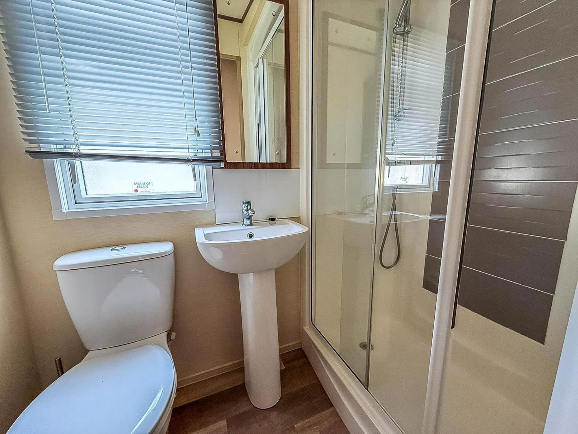 Gorgeous 6 Berth Caravan With Decking And Wi-Fi At Broadland Sands Ref 20377Bs Hopton on Sea Luaran gambar