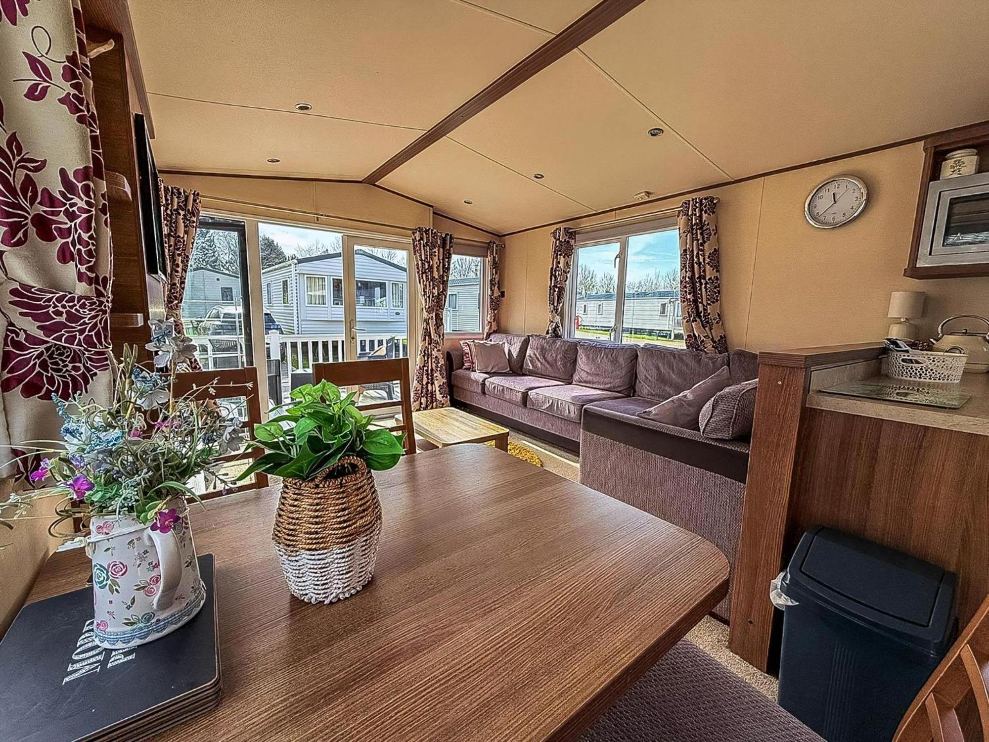 Gorgeous 6 Berth Caravan With Decking And Wi-Fi At Broadland Sands Ref 20377Bs Hopton on Sea Luaran gambar