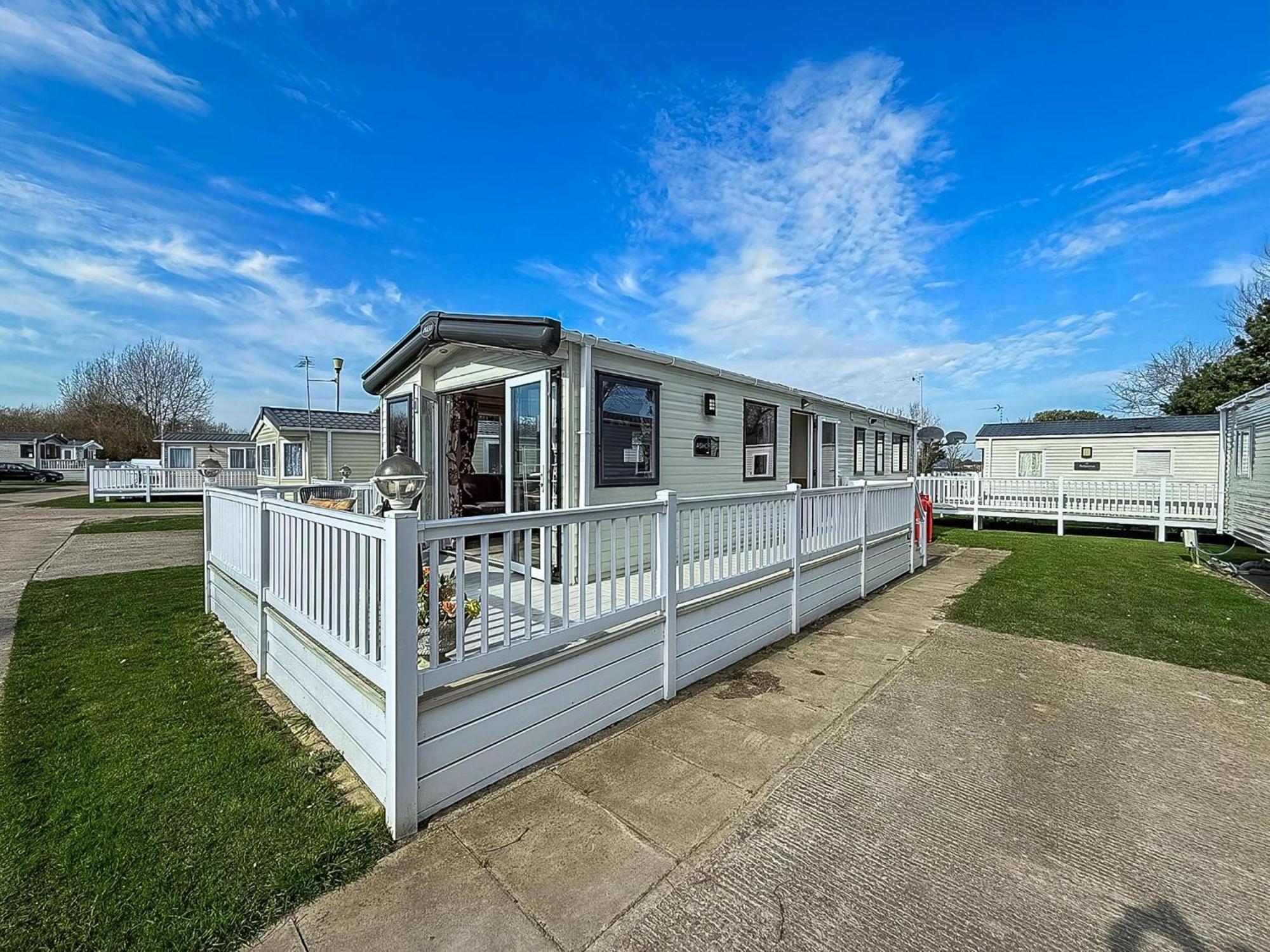 Gorgeous 6 Berth Caravan With Decking And Wi-Fi At Broadland Sands Ref 20377Bs Hopton on Sea Luaran gambar