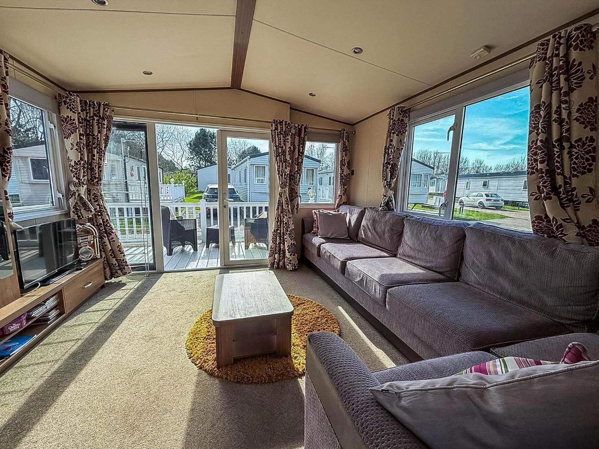 Gorgeous 6 Berth Caravan With Decking And Wi-Fi At Broadland Sands Ref 20377Bs Hopton on Sea Luaran gambar