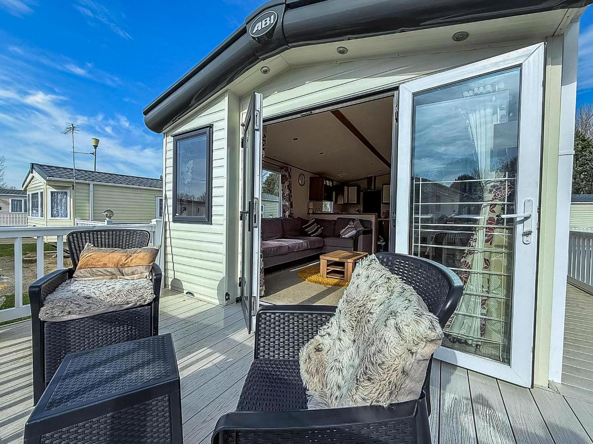 Gorgeous 6 Berth Caravan With Decking And Wi-Fi At Broadland Sands Ref 20377Bs Hopton on Sea Luaran gambar